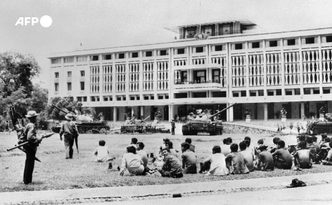 Communist forces take control of the presidential palace in Saigon on May 3, 1975 - AFP