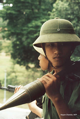 Un soldat des forces communistes devant le palais présidentiel à Saigon, le 30 avril 1975 è Nayan Chanda - AFP