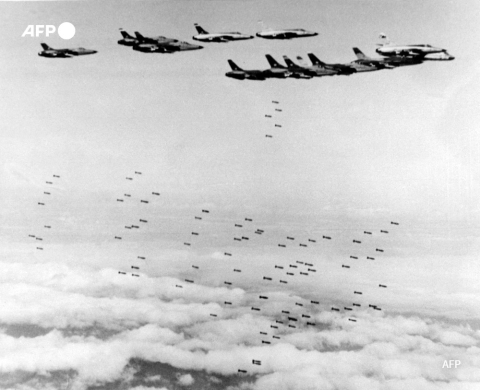 F-105 Thunderchief de l'armée américaine larguant des bombes sur le Nord-Vietnam, le 8 février 1966 - AFP