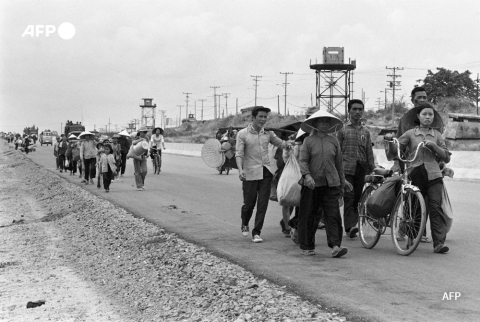 Des habitants de Saïgon fuient la ville le 30 avril 1975, après sa chute aux mains des forces communistes - AFP
