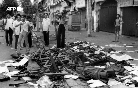 Armes et équipements militaires américains sur une chaussée de Saïgon, le 30 avril 1975 Pham Khac - AFP