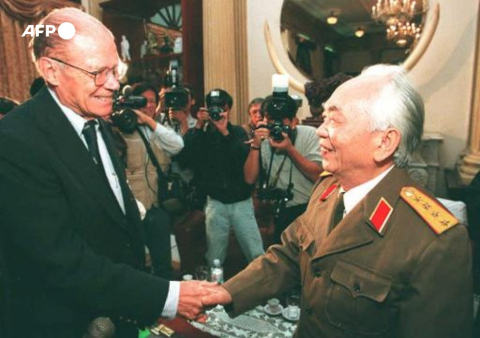 L'ex secrétaire d'Etat à la Défense Robert McNamara (G) et le général nord-vietnamien Vo Nguyen Giap (D), ex chef de l'armée communiste, le 9 novembre 1995 à Hanoï - Hoang Dinh Nam - AFP