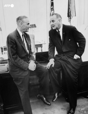 Le président Lyndon Johnson (D) avec l'ambassadeur des Etats-Unis à Saïgon, le général Maxwell Taylor (G), à la Maison Blanche, le 8 août 1965 - AFP
