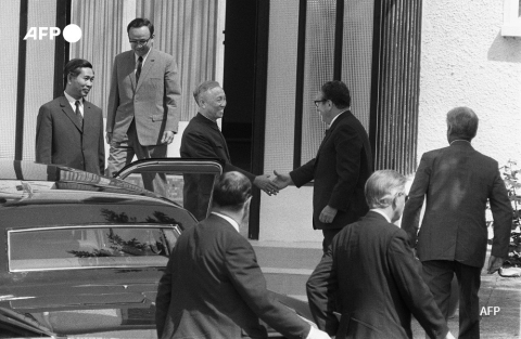 Henry Kissinger (G) et le Duc Tho (D), chef de la délégation nord-vietnamienne, après l'Accord de Paris, le 23 janvier 1973 - AFP