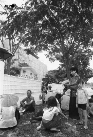 Vietnamiens dans l'attente d'un visa, devant l'ambassade des Etats-Unis à Saïgon, le 28 avril 1975 - Francoise Demulder - AFP
