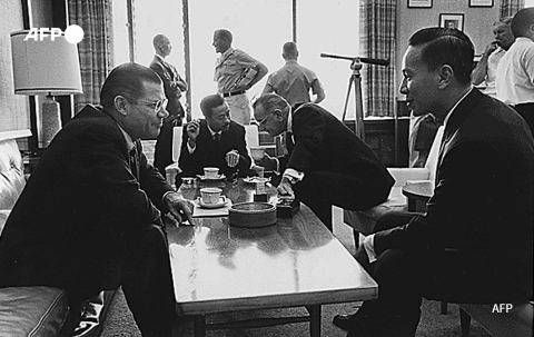 Le secrétaire d'Etat à la Défense Robert McNamara (G) et le président du Sud-Vietnam Nguyen Van Thieu, à la conférence d'Honolulu, le 8 février 1966, devant le président Johnson (Ar D) et le Premier ministre du Sud, Nguyen Cao Ky (Ar G) - AFP