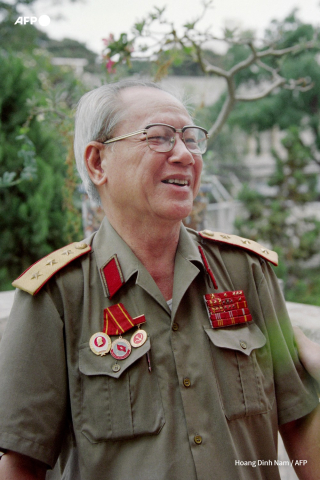Le général Tran Van Tra, le vainqueur militaire de Saïgon, devenu vice-président de l'Association des vétérans, sur le balcon de son bureau à Ho Chi Minh-Ville, le 27 avril 1995 - Hoang Dinh Nam - AFP