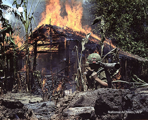 Une base vietcong en flammes à My Tho, le 5 avril 1960 - AFP