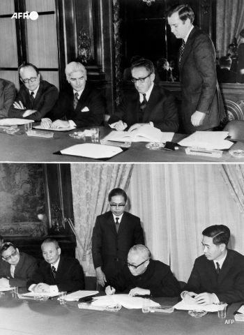 Signature des accords de cessez-le-feu, le 23 janvier 1973 à Paris. En haut, la délégation américaine menée par Henry Kissinger (2e D); en bas, la délégation nord-vietnamienne menée par le Duc Tho (2e D) - AFP