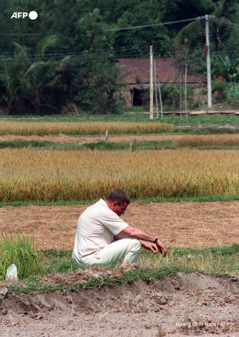Photo prise le 14 mars 1998 à My Lai de l'ex pilote Hugh Thompson qui a tenté de mettre fin au massacre de 504 civils, le 16 mars 1968 - Hoang Dinh Nam - AFP