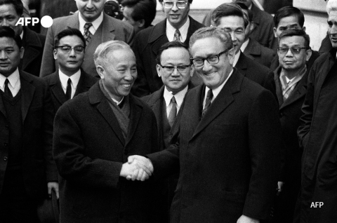 Henry Kissinger (R) shakes hands with Duc Tho on January 23, 1973 in Paris - AFP