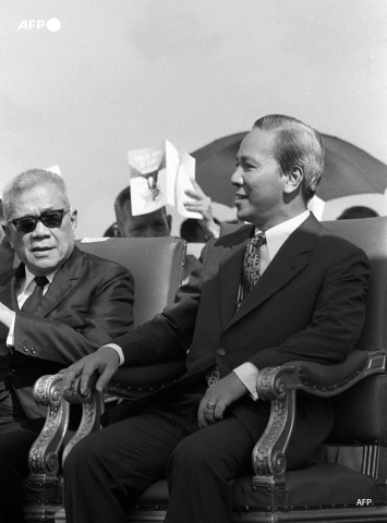 President of South Vietnam Nguyen Van Thieu (R) and vice-president Tran Van Huong in November 1972 - AFP