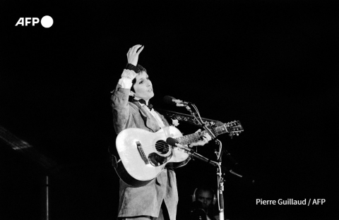 Joan Baez sings before Notre Dame de Paris cathedral on December 24, 1980 - AFP