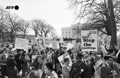 Anti-war youths stage a rally on November 30, 1965 in Washington, D.C. - AFP