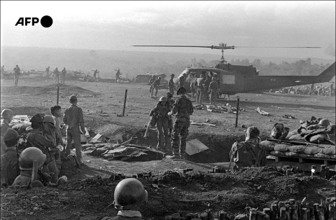 Wounded US special forces soldiers are evacuated by helicopter from a camp in Plei Me, South Vietnam on November 1, 1965 - AFP