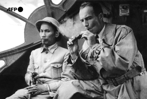 North Vietnamese President Ho Chi Minh (L) and Jean Sainteny, France representative in Tonkin and north Annam, on March 24, 1946 - AFP