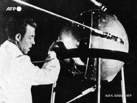 Un technicien soviétique s'affaire, en septembre 1957, autour de Spoutnik I, le premier satellite artificiel envoyé dans l'espace - AFP