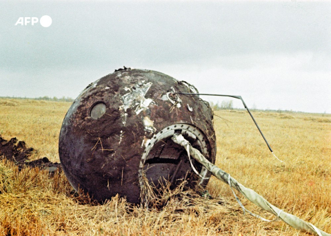 La capsule de Vostok-1, photographiée le 12 avril 1961, après sa chute dans la campagne russe - AFP
