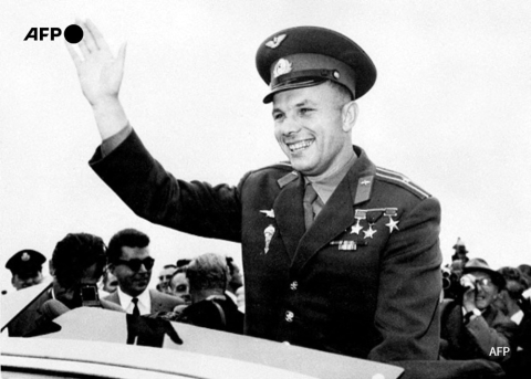 Iouri Gagarine, premier homme envoyé dans l'Espace, effectue une révolution complète autour de la Terre le 12 avril 1961 et connaît après son exploit la gloire dans le monde entier - AFP