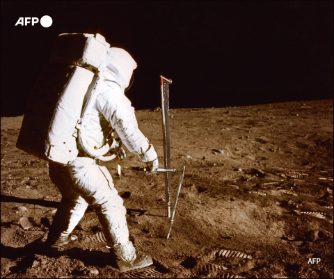 Photo prise par l'astronaute Neil Armstrong, le 21 juillet 1969, de l'astronaute Edwin Aldrin avant que les deux hommes ne procèdent à des expériences sur le sol lunaire, dans le cadre de la mission Apollo 11 - AFP