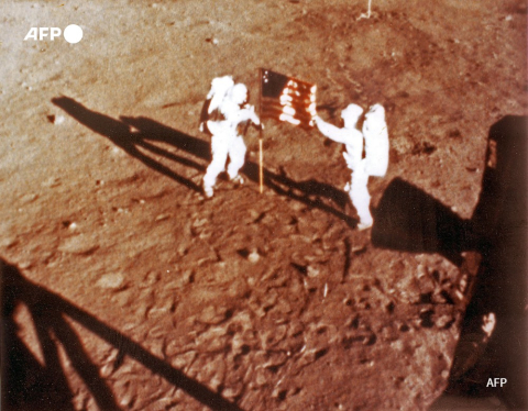 Les astronautes Neil Armstrong et Buzz Aldrin déploient le drapeau américain sur la Lune, le 20 juillet 1969 - AFP