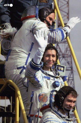 La spationaute française Claudie Haigneré (C), le commandant de bord Viktor Afanassiev (G) et l'ingénieur de bord Konstantin Kozeev (D) descendent du vaisseau Soyouz, le 31 octobre 2001, après une mission de 10 jours dans l'ISS ANATOLY MALTSEV - AFP