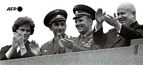 Au cours de sa quatrième révolution, Valentina Terechkova a eu, par radio, un cordial entretien avec M. Nikita Khrouchtchev - AFP