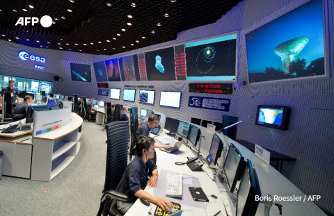 Les scientifiques suivent le vol de la sonde Rosetta depuis le centre de contrôle de l'Agence spatiale européenne (ESA) à Darmstadt, en Allemagne, le 6 août 2014 - BORIS ROESSLER - AFP