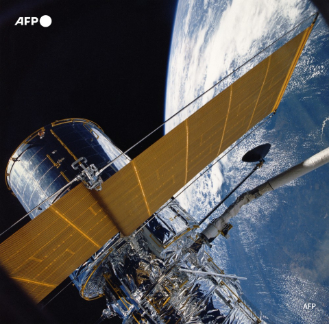 Le télescope spatial Hubble photographié le 25 avril 1990 par l'équipage de la navette Discovery - AFP