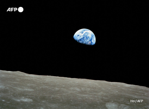 Lever de Terre au dessus de l'horizon lunaire, pris par la mission Apollo 8 en décembre 1968 - AFP