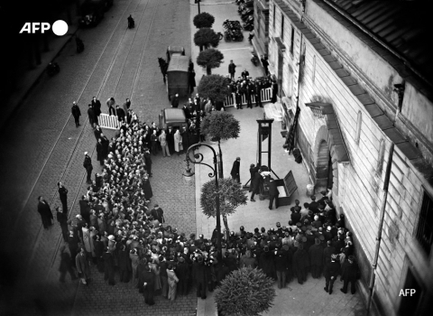 La foule attend l'exécution d'Eugen Weidmann (Eugène Weidmann) le 17 juin 1939, à Versailles, devant la prison Saint-Pierre. - AFP