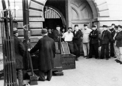 Le bourreau Jules-Henri Desfourneaux conduit Weidmann à la guillotine le 16 juin 1939 - AFP