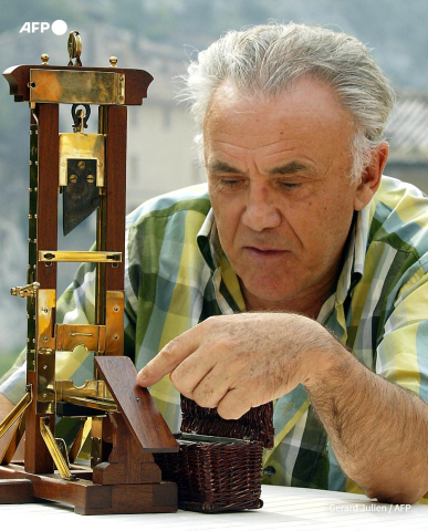Fernand Meyssonnier, ancien bourreau, explique le fonctionnement de la guillotine en 2002 - Gerard Julien - AFP