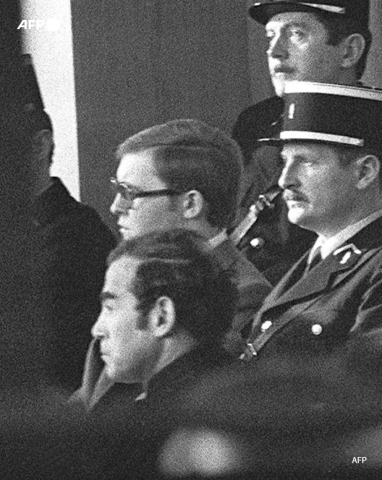 Patrick Henry devant la cour d'assises, avec son avocat Robert Badinter, le 18 janvier 1977 à Troyes Staff - AFP