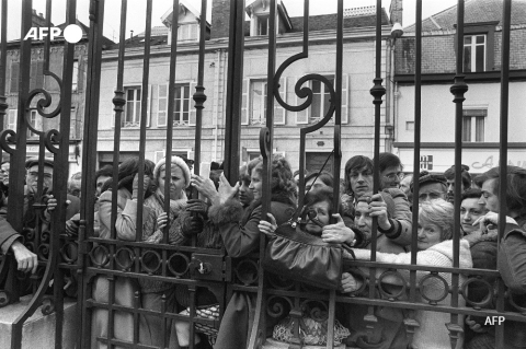 La foule devant le palais de justice de Troyes, où l'on juge Patrick Henry, le 20 janvier 1977 - AFP