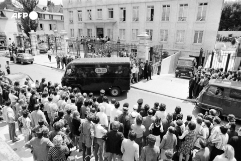 Condamnés à mort le 26 juin 1972, Buffet et Bontems quittent le palais de justice de Troyes - AFP