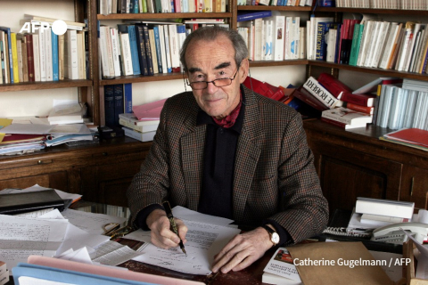 Robert Badinter, à son bureau, en février 2006 - Catherine Gugelmann - AFP