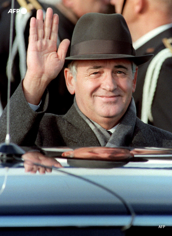 Le numéro un soviétique Mikhaïl Gorbatchev le 10 octobre 1986 à son arrivée à Reykjavik (Islande) pour des rencontres avec le président américain Ronald Reagan. - Mike Sargent - AFP