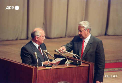 Le président russe Boris Eltsine (D) enjoint au président soviétique Mikhaïl Gorbatchev de lire une déclaration lors de la session du Parlement russe, le 23 août 1991 à Moscou, au lendemain du retour de Gorbatchev après l'échec du coup d'État.  -  Piko - AFP 