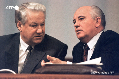 Le président soviétique Mikhaïl Gorbatchev (à droite) s'entretient avec le président de la Fédération de Russie Boris Eltsine lors du congrès des députés du peuple à Moscou le 3 septembre 1991.  - Vitaly Armand- AFP