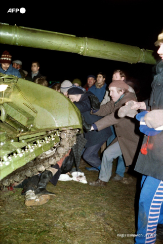 Un groupe de Lituaniens tente d'empêcher un char de l'Armée rouge soviétique d'écraser un manifestant lors de l'assaut contre la radio et télévision lituanienne le 13 janvier 1991 à Vilnius. - Virgis Usinavichius - AFP 