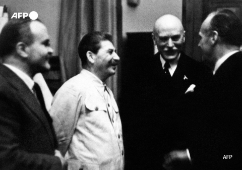 Joseph Staline (2e en partant de la gauche) et son ministre des Affaires étrangères Viatcheslav Molotov (G) s'entretiennent avec le ministre nazi allemand des affaires étrangères Joachim Von Ribbentrop (D) le 23 août 1939 au Kremlin - AFP