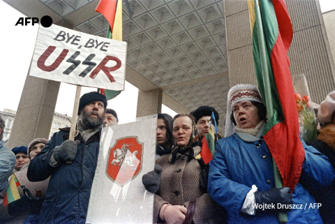 Manifestation de Lituaniens pro-indépendantistes dans le centre de Vilnius, le 11 mars 1990. - Wojtek Druszcz - AFP 