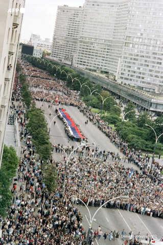 Une foule de moscovites assiste le 24 août 1991 aux funérailles des trois jeunes hommes tués lors de la tentative de putsch à Moscou. - Dimitri Korotayev - AFP