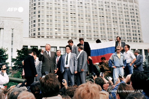 Le président russe Boris Eltsine (à gauche) se dresse au sommet d'un véhicule blindé stationné devant le bâtiment de la Fédération de Russie le 19 août 1991 à Moscou, appelant à une grève générale à la suite d'un coup d'État militaire contre le président - Diane Lu-Hovasse - AFP