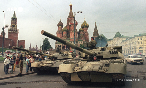 Des chars de l'armée soviétique stationnent près d'une entrée du Kremlin et de la cathédrale Basile (C) sur la Place Rouge de Moscou le 19 août 1991, au premier jour de la tentative de putsch contre le président soviétique Mikhaïl Gorbatchev. - Dima Tabin - AFP