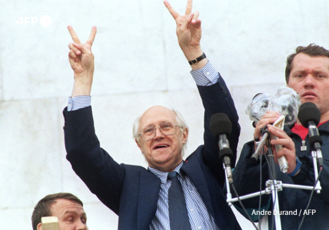 Russian cellist Mstislav Rostropovich speaks out against the Soviet coup on August 23, 1991, in Moscow - Andre Durand - AFP