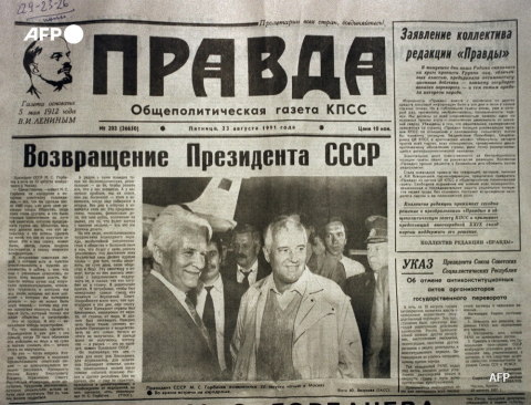 La première page de la Pravda publiée le 23 août 1991, montre le président Mikhaïl Gorbatchev à l'aéroport de Moscou lorsqu'il a été libéré après l'échec de la tentative de coup d'État des responsables soviétiques. - AFP