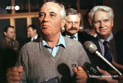 Le 21 août 1991, Mikhaïl Gorbatchev fait sa première apparition depuis le coup d'État, s'adressant à des journalistes dans sa maison de vacances, avant son retour à Moscou. Derrière Gorbatchev se tient le vice-président russe Alexander Routskoï. - Stéphane Bentura - AFP