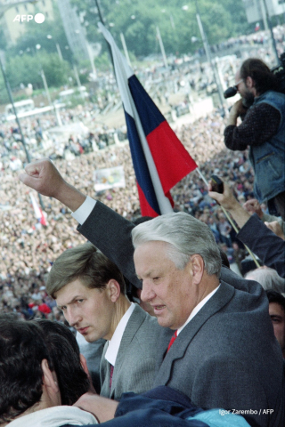 Le président russe Boris Eltsine au balcon du parlement russe accueille des partisans lors d'une manifestation, le 22 août 1991 à Moscou. Igor Zarembo - AFP